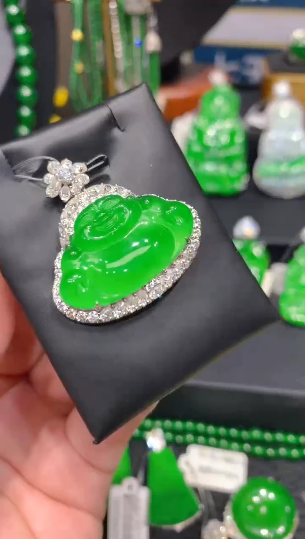 颈饰18K金镶嵌翡翠36一季