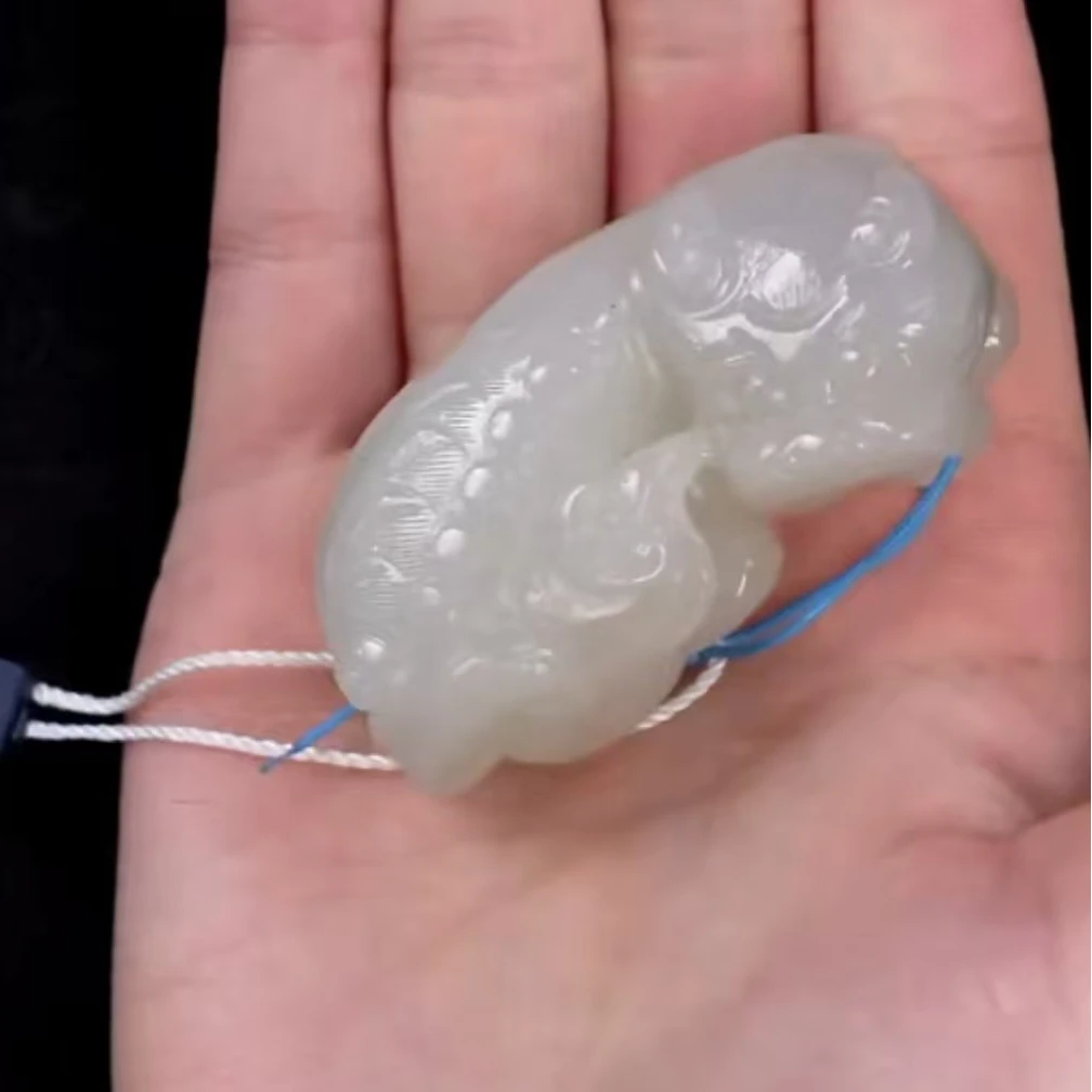 清代和田玉瑞兽把件