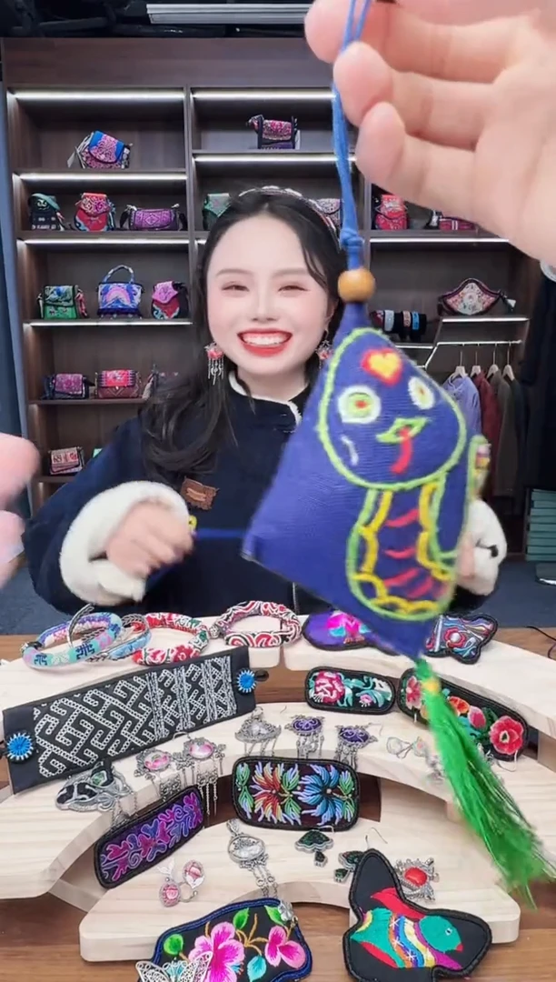 织绣54蒙阿苏苗绣传承店