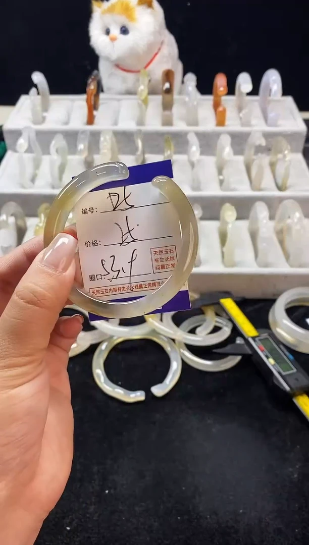 玛瑙/玉髓手镯未镶嵌125