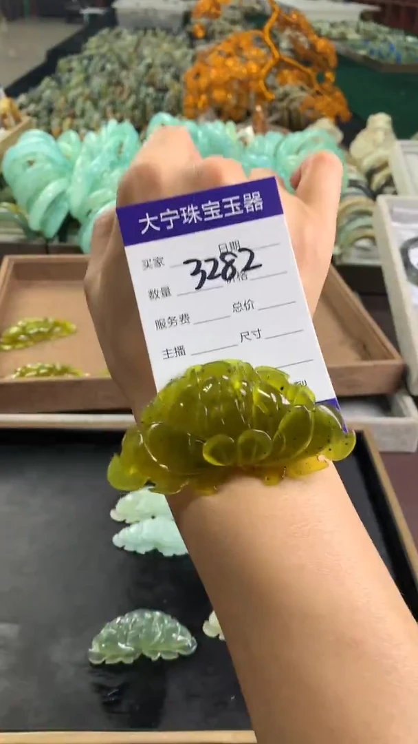未镶嵌蛇纹石玉颈饰3282