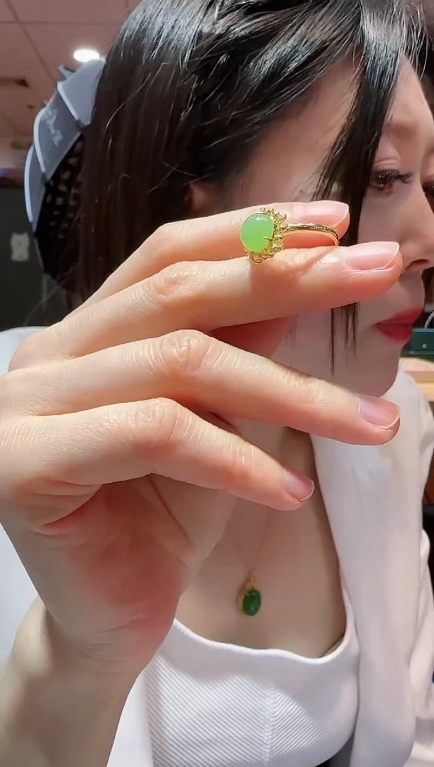 【闪购商品】和田玉戒指18K金镶嵌苹果绿圆形旦面戒指HNZ7389