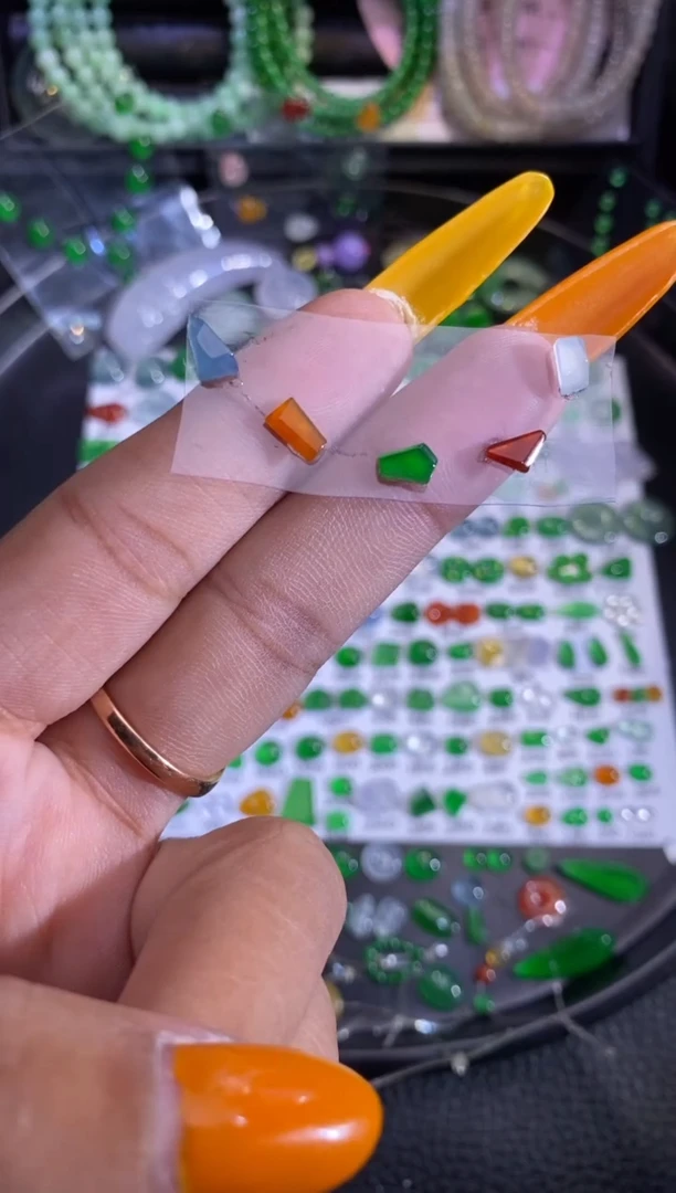 未镶嵌挂件翡翠切割