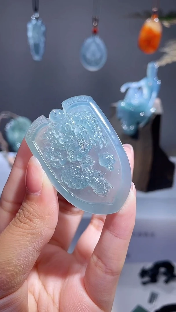 颈饰未镶嵌翡翠龙牌