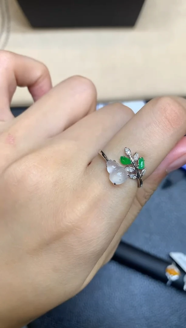 18K金镶嵌戒指翡翠葫芦【无服务费【24小时鉴赏期】