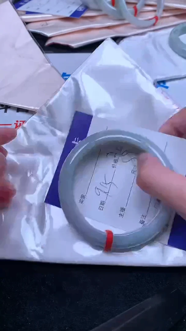 未镶嵌手镯翡翠.