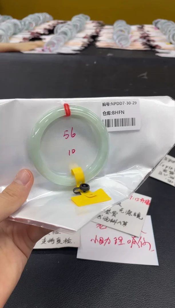翡翠手镯未镶嵌翡翠手镯
