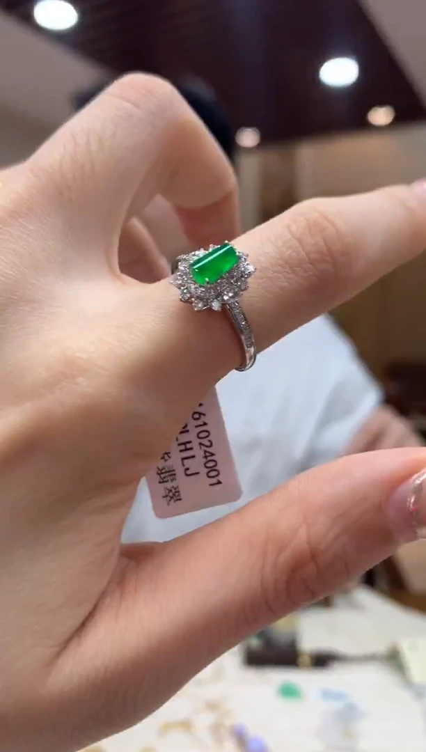 18K金镶嵌戒指翡翠戒指