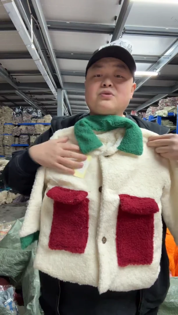 丽***。女童外套162 120