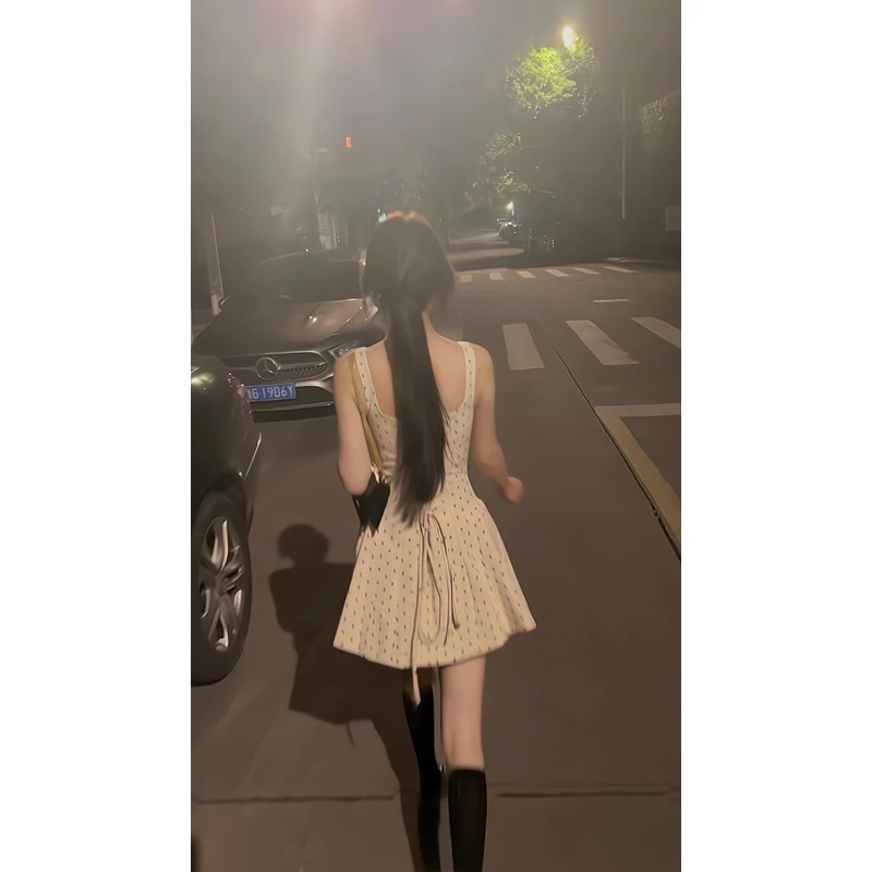 法式方领波点吊带连衣裙女夏季纯欲温柔风收腰显瘦小个子蓬蓬短裙