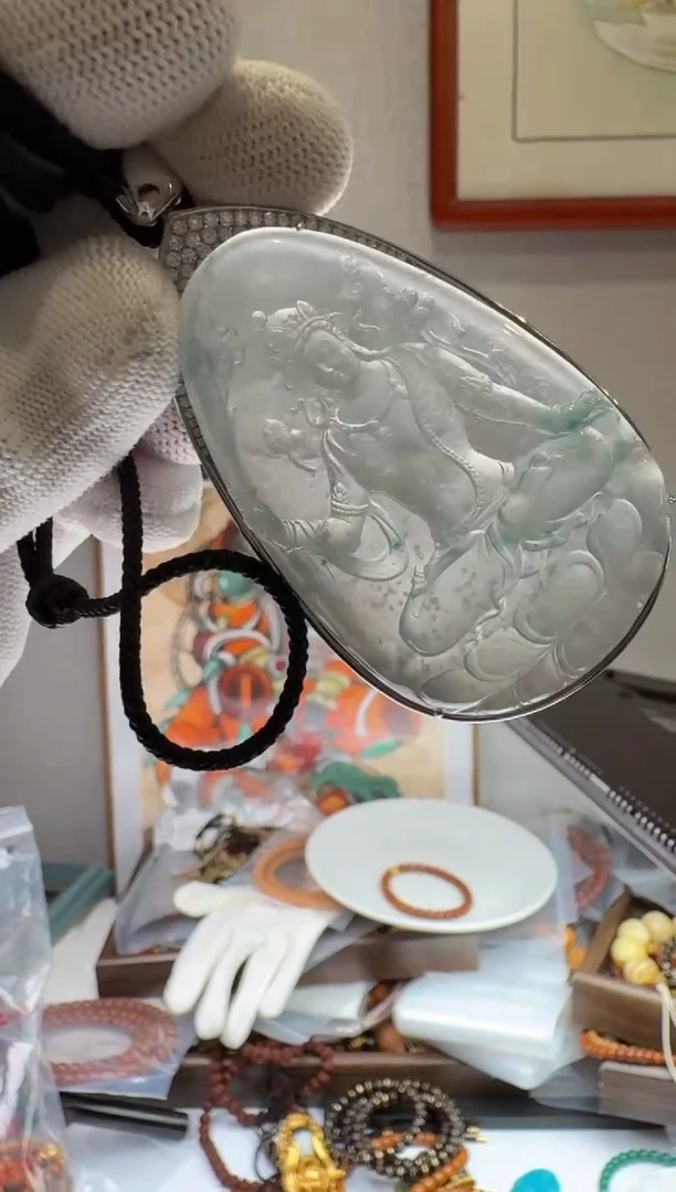 翡翠裸石18K金镶嵌翡翠观音