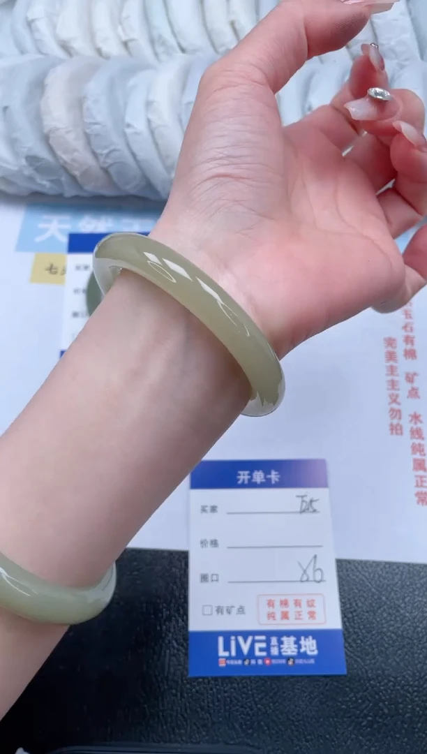 【闪购商品】石英质玉手镯未镶嵌T215-56