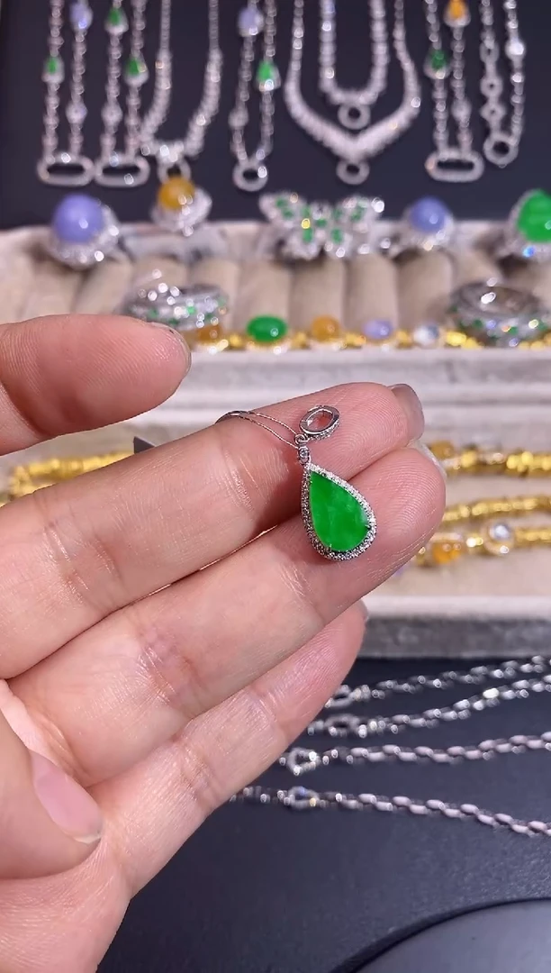 颈饰18K金镶嵌翡翠吊坠