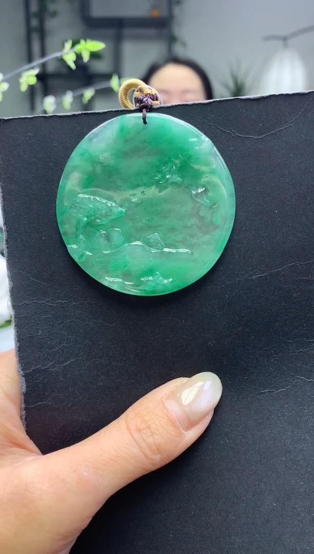 颈饰未镶嵌石英质玉山水牌