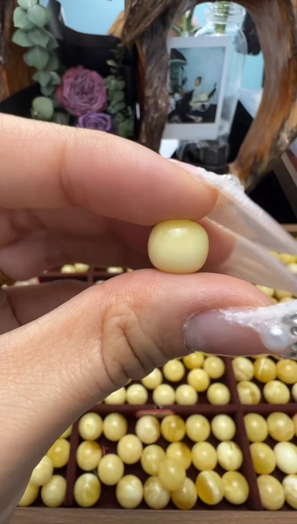 【闪购商品】蜜蜡裸石未镶嵌俄料微瑕10.7*9.7mm0.698克