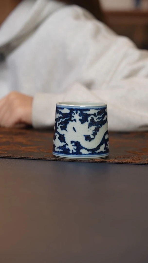 成蕴窑暗刻龙纹威士忌杯