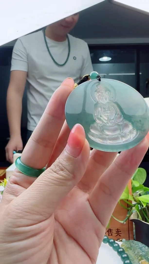 翡翠未镶嵌颈饰多样性发货其中一件