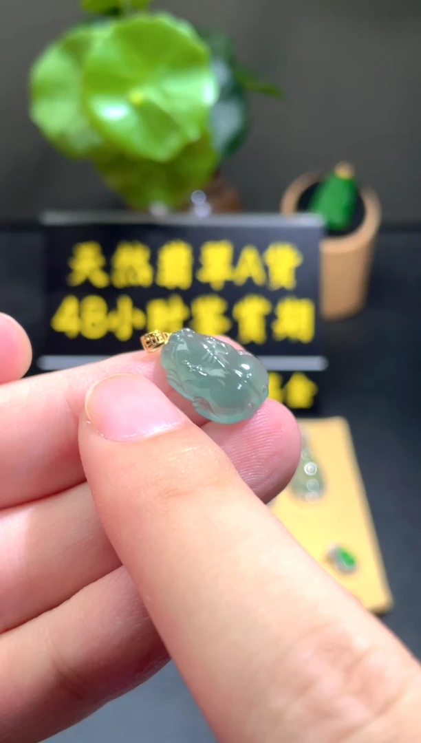 颈饰18K金镶嵌翡翠翡翠A货