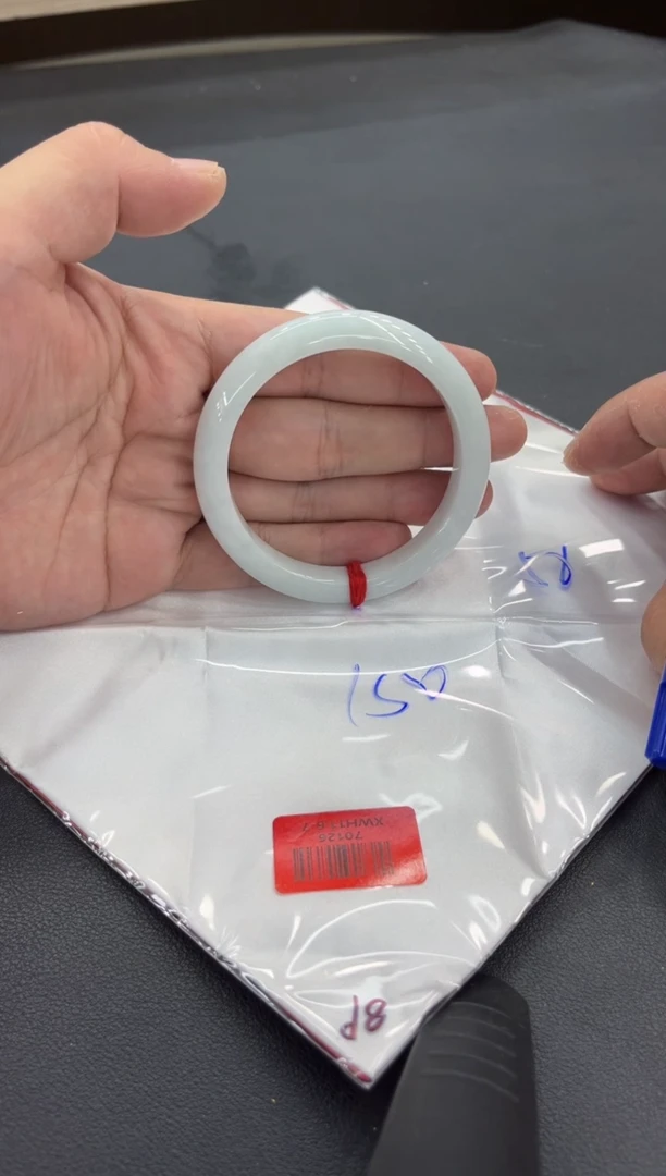 翡翠手镯未镶嵌翡翠手镯