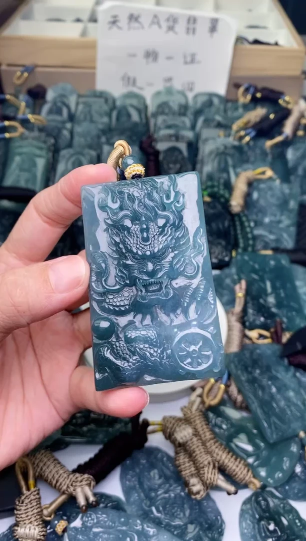 颈饰未镶嵌翡翠