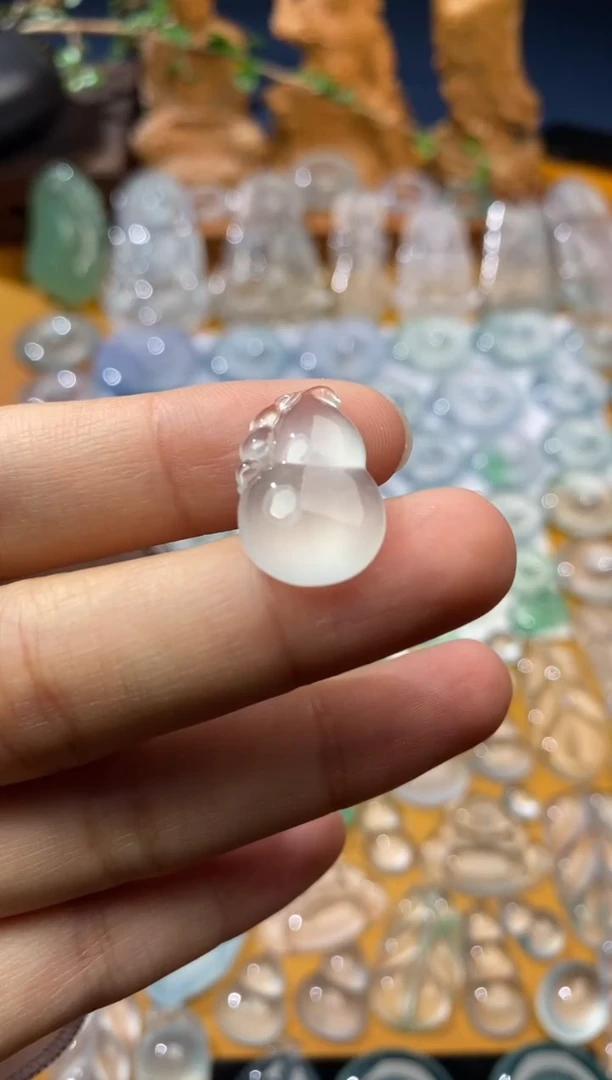 翡翠未镶嵌颈饰葫芦