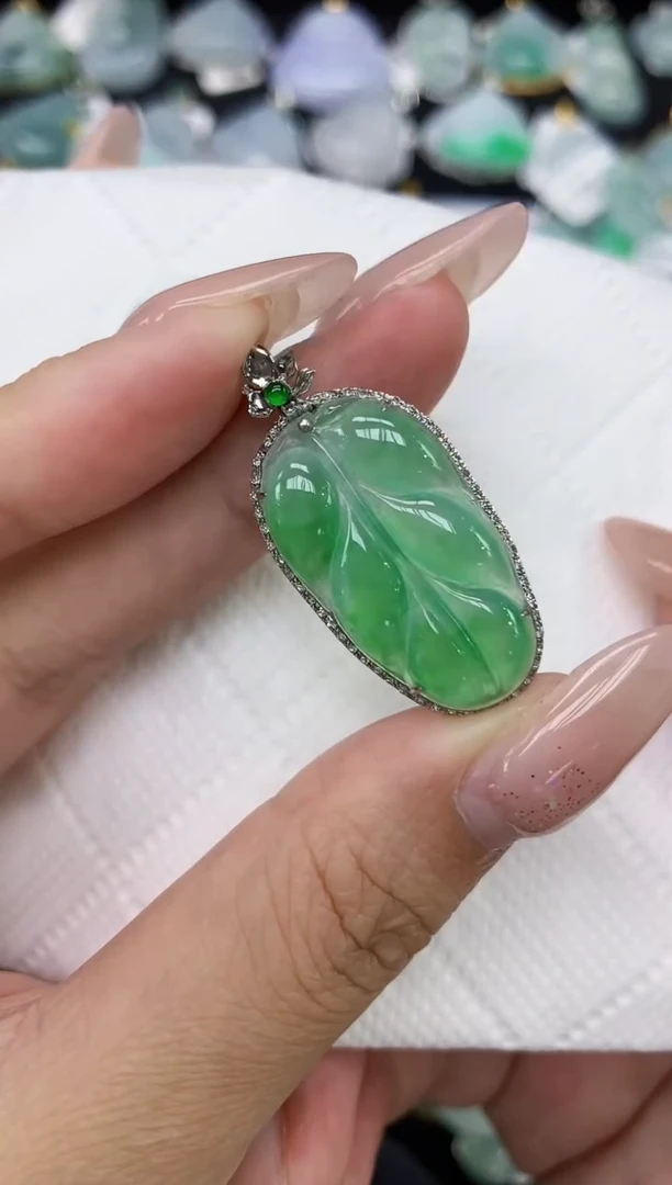 颈饰18K金镶嵌翡翠1111111111