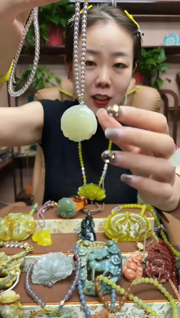 未镶嵌蛇纹石玉颈饰·