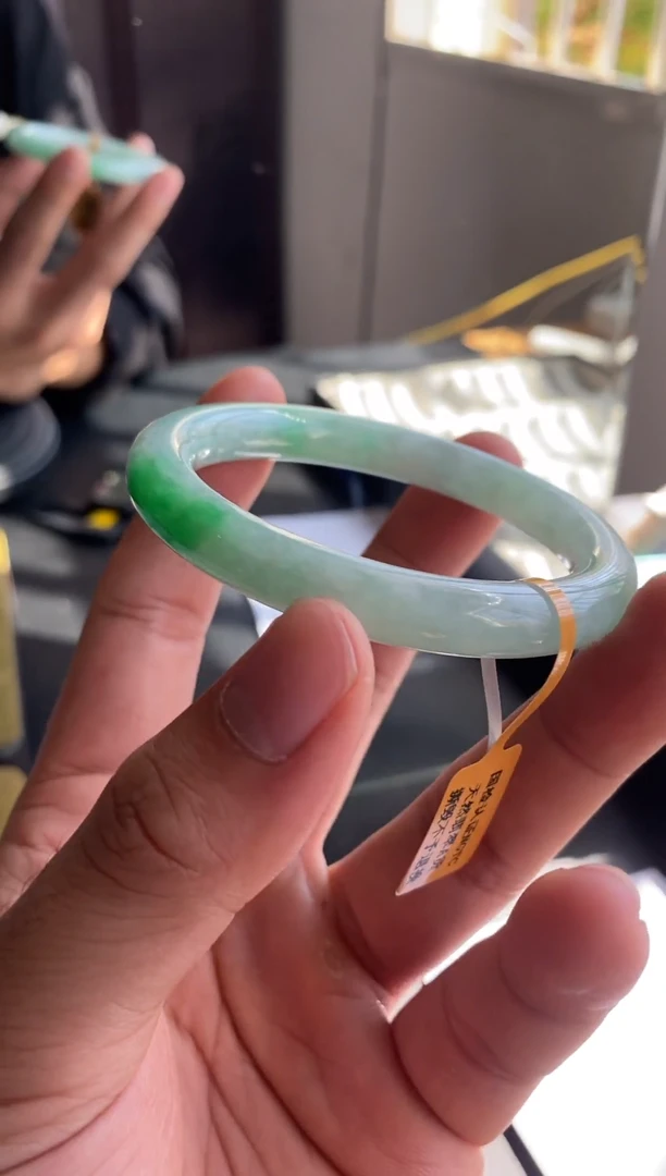 未镶嵌手镯翡翠双耳挂色阳春白底    圆条   5号