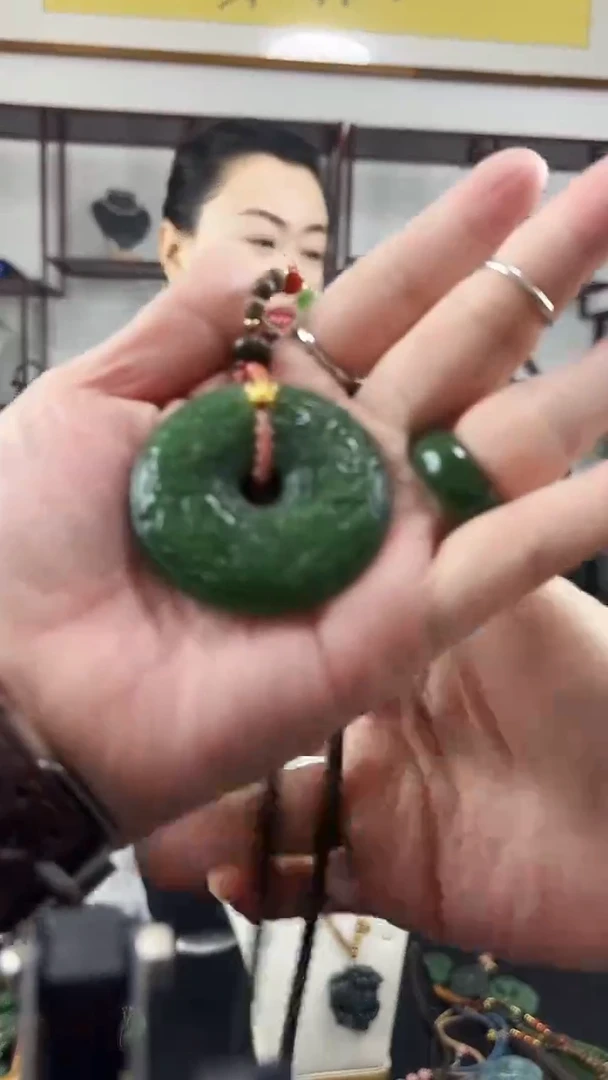 颈饰未镶嵌和田玉扣