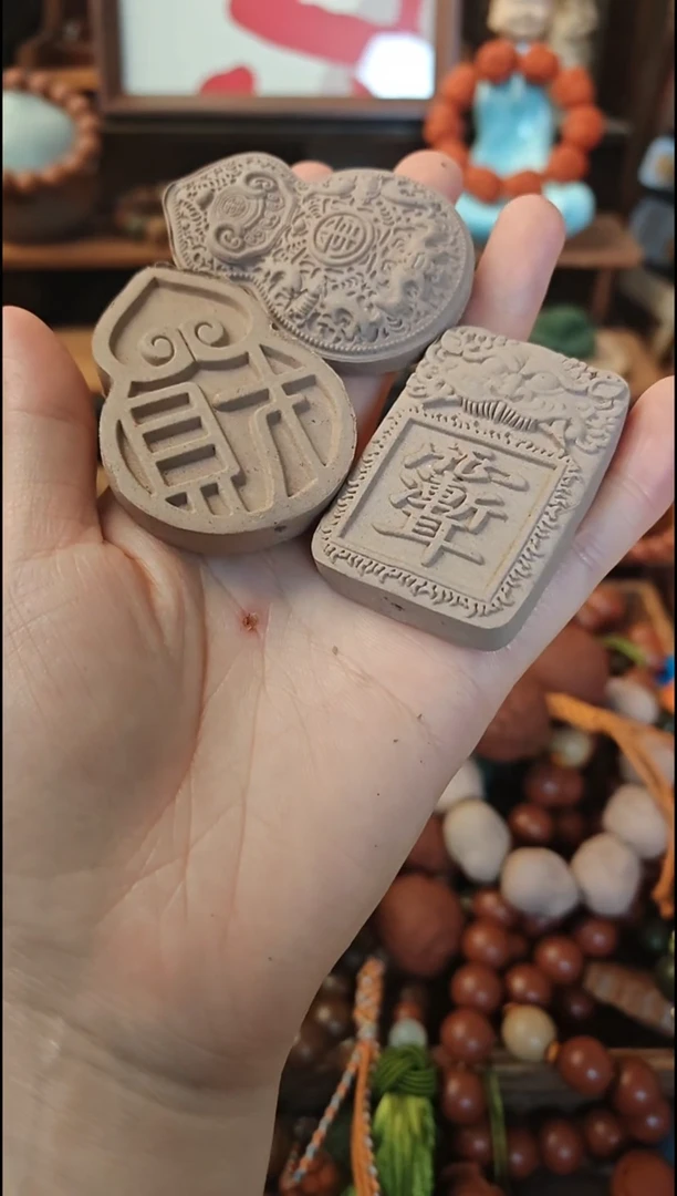泥塑玥**?白龙涎香牌三个一套
