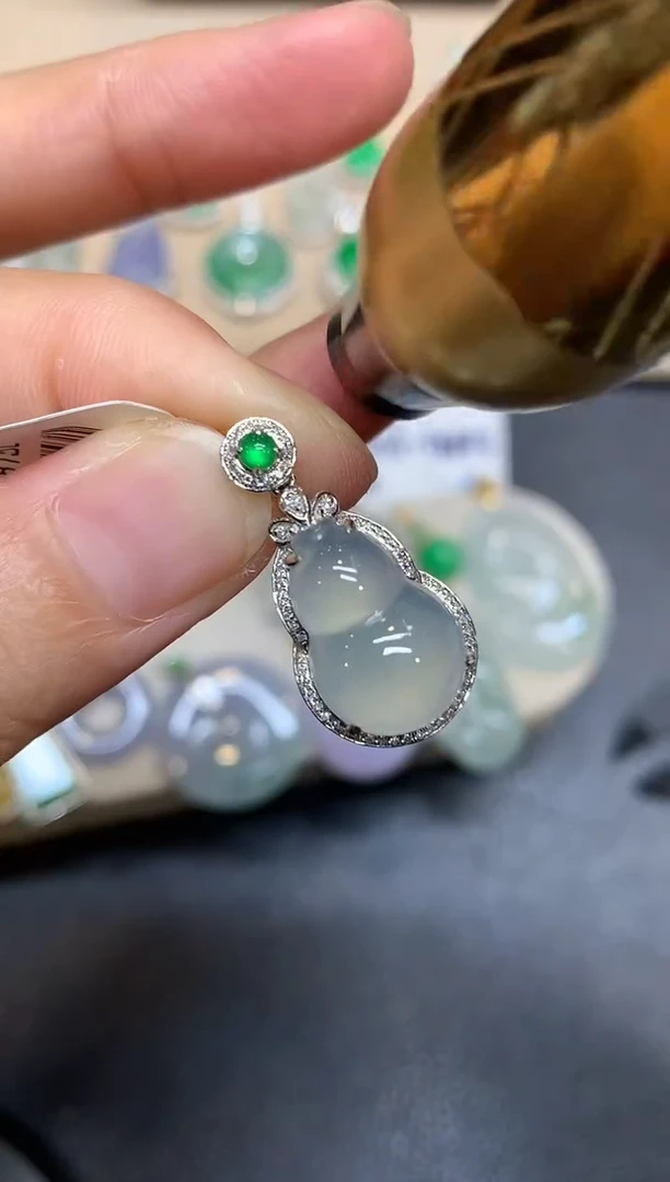 颈饰18K金镶嵌翡翠葫芦【无服务费【48小时鉴赏期】