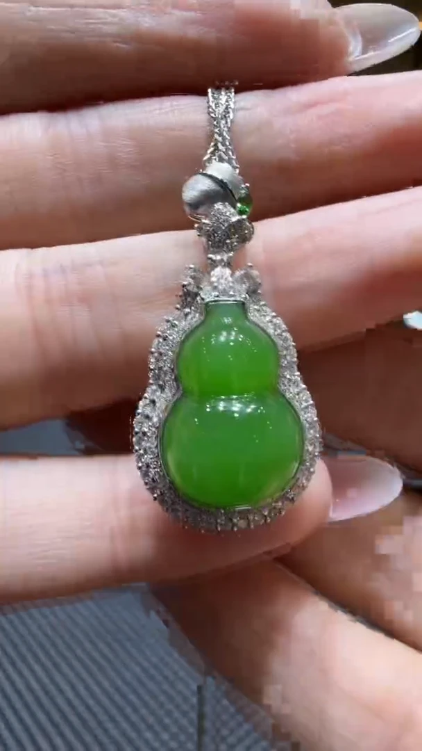 颈饰18K金镶嵌和田玉挂件