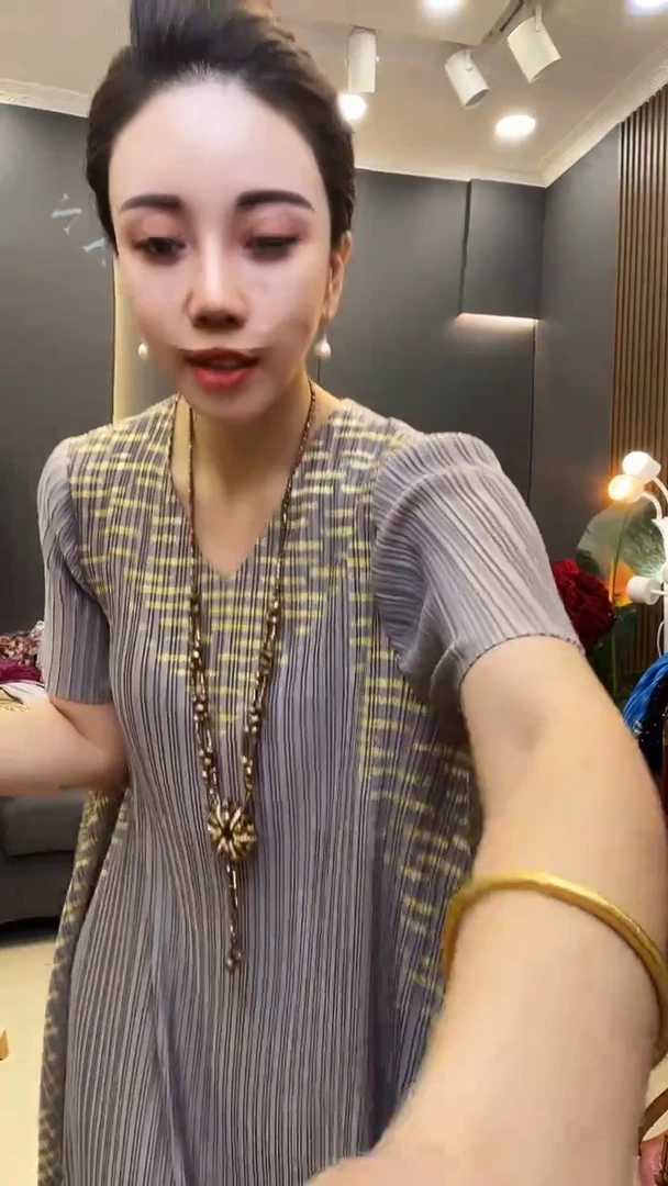 聚酯纤维（涤纶）灰色烫金