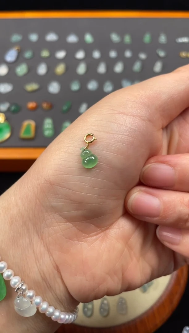 吊坠(不含链)18K金镶嵌翡翠一个  JK618