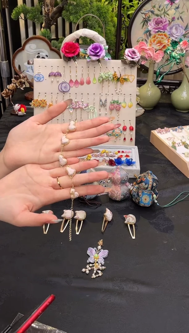 织绣笑*哈非遗绒花苏绣饰品