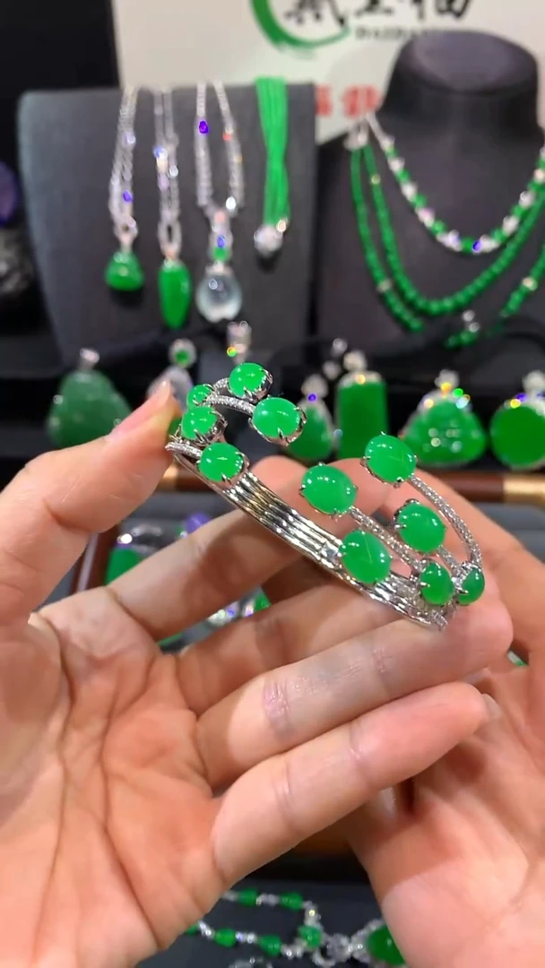 18K金镶嵌手镯翡翠手镯