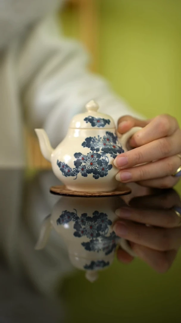 瓷陶鸣堂-菊纹思婷壶