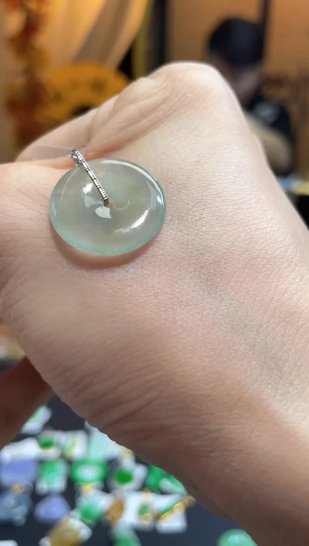 颈饰18K金镶嵌翡翠平安扣