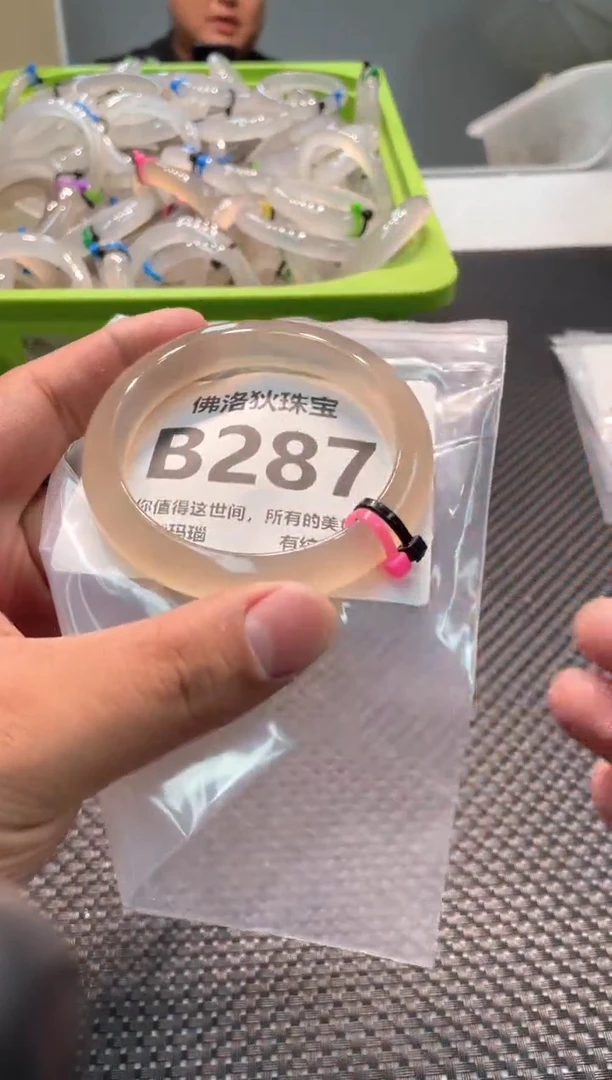 玛瑙/玉髓手镯未镶嵌B287