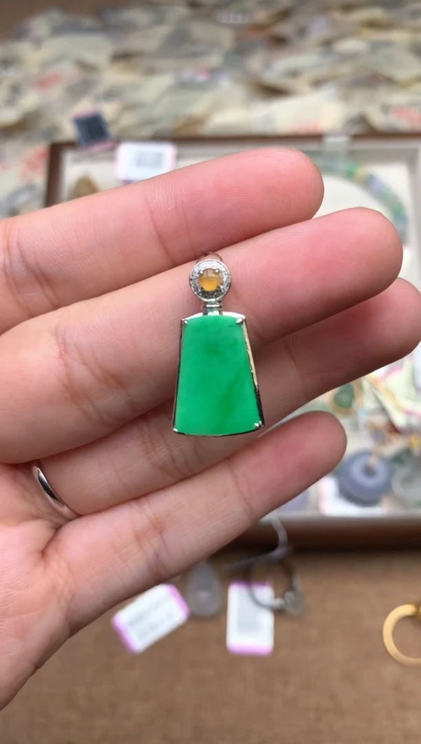 18K金镶嵌挂件翡翠1
