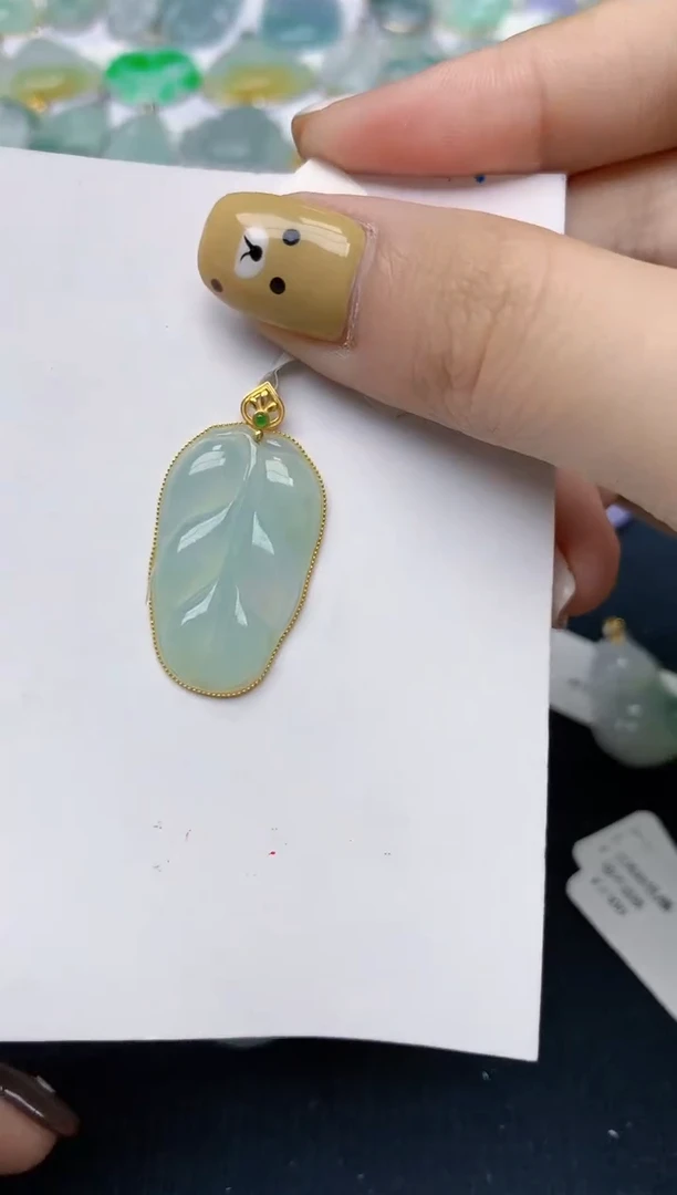 翡翠18K金镶嵌颈饰天然翡翠A货