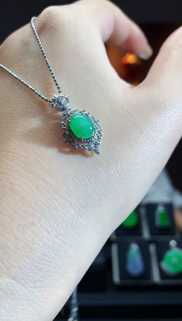 【闪购商品】翡翠颈饰18K金镶嵌蛋面吊坠