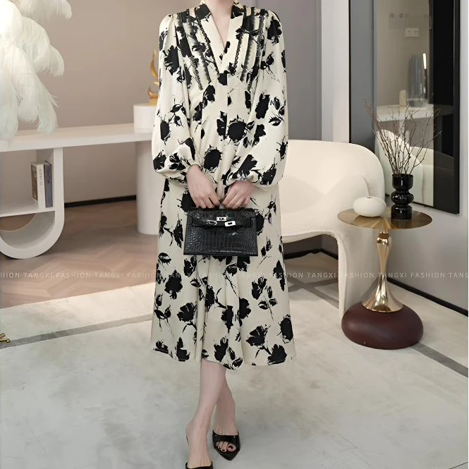 现货2025反季新款【TX-1638】气质褶皱V领灯笼袖设计感显瘦连衣裙
