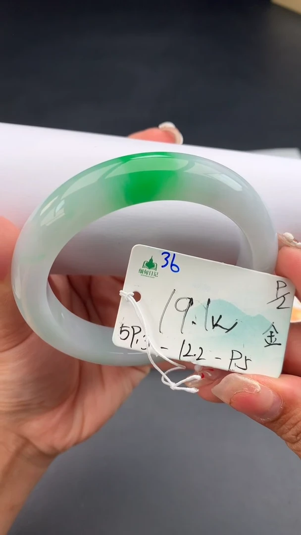 【闪购商品】翡翠手镯未镶嵌 #情人节#送礼，下单联系客服核对地址~