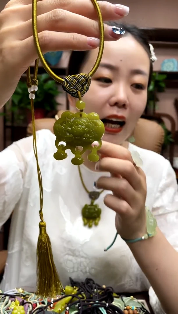 岫玉未镶嵌吊坠多样性发货发其中之一