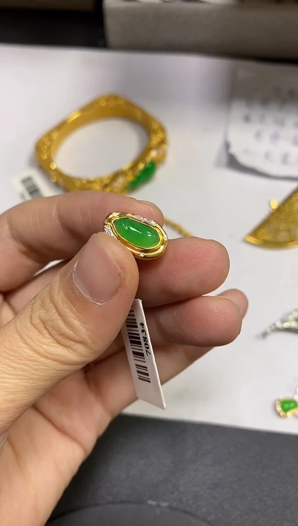 颈饰18K金镶嵌翡翠秋*呀颈饰 18K金镶嵌 翡翠