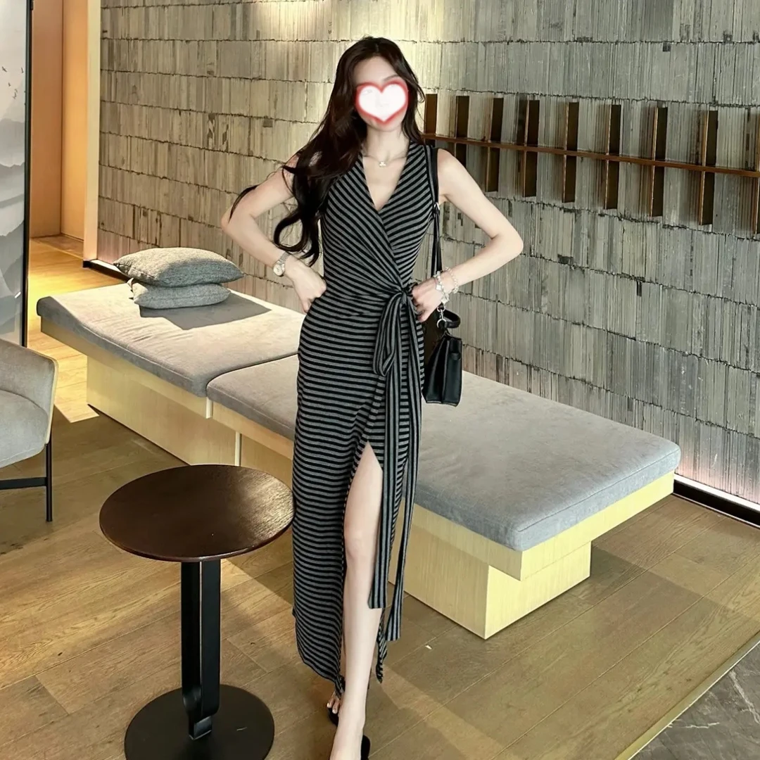 轻奢赫本风小黑裙V领条纹连衣裙女夏季纯欲性感收腰开叉挂脖长裙
