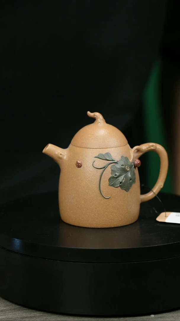 茶壶紫砂明**歌H2308陈春芬段泥贴绘茄扭秦权