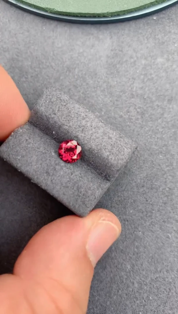 未镶嵌裸石石榴石1ct 镁铝榴石正园