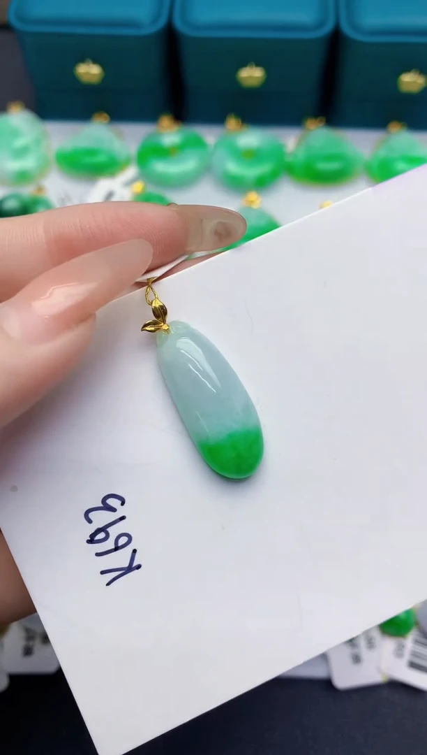 颈饰18K金镶嵌翡翠缅甸天然翡翠A货